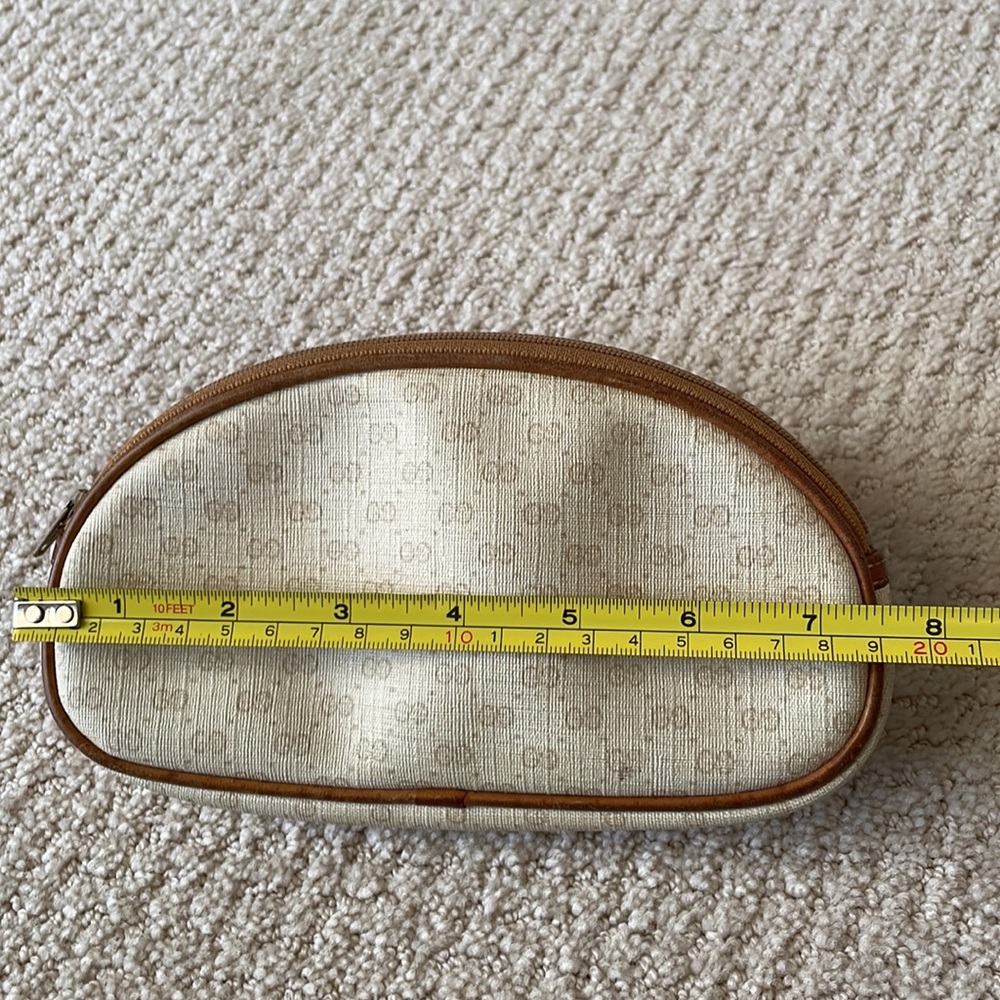 Vintage Gucci makeup bag. This bag is in great condition.The outside is perfect - Picture 2 of 7